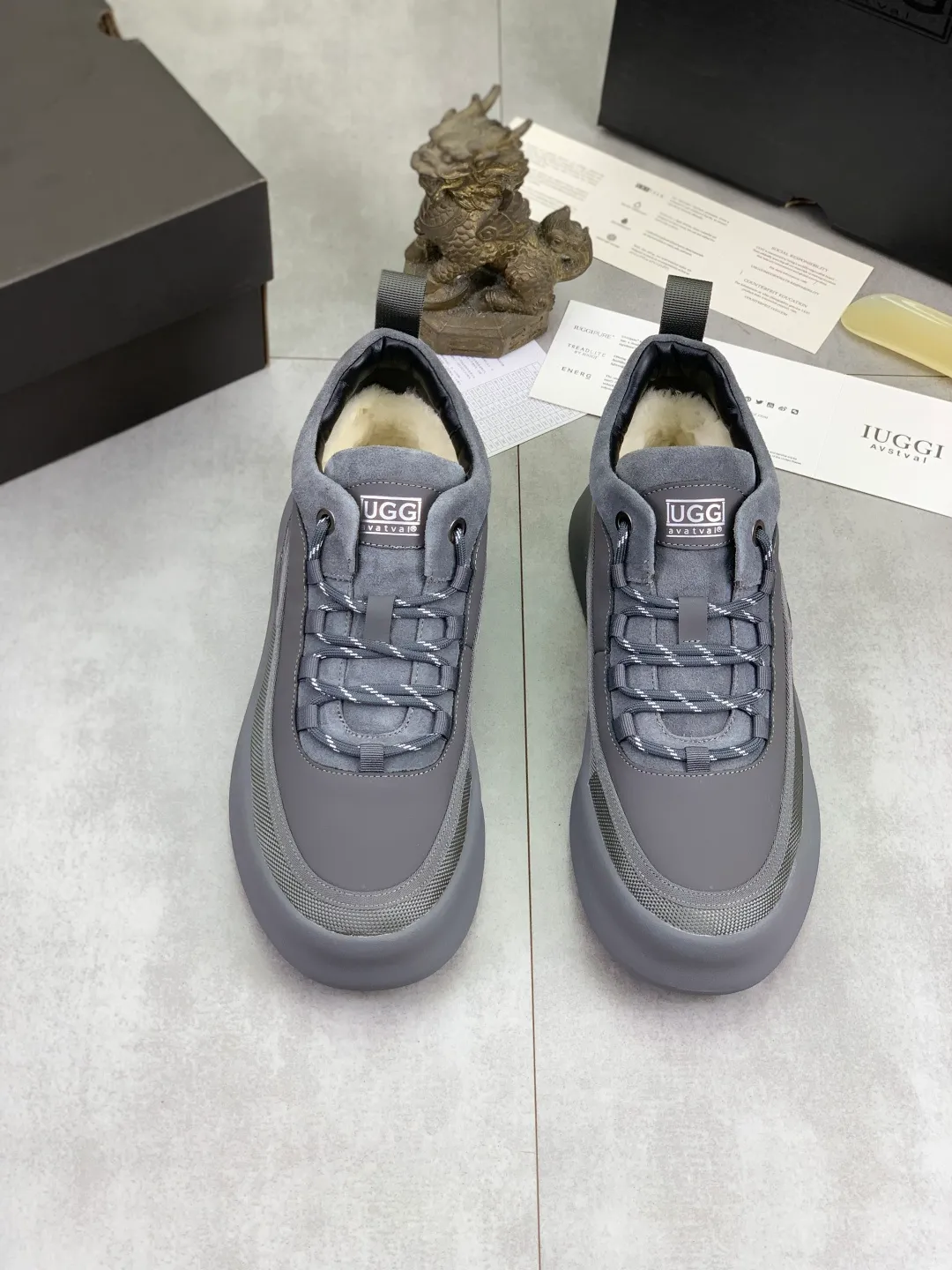 Men's shoes 💰P640 New arrival 🆕🆕🆕 New IUGGI men's shoes. Real cowhide on the outside. Australian wool on the inside. Lightweight and easy to put on. The brand logo has a high-end feel. Men's style! Men's style! Retro outdoor shoes are rarely seen on the market. They look great on the feet. Mainly because they are so stylish. Color: black, gray, maroon. Size: 39-44 999-20